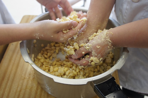 八木澤商店：大豆の出前授業